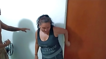 Madrastra cachonda quiere follar