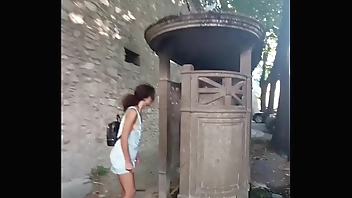 faccio pipi all'aperto in un bagno medievale