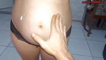 grávida seduz o jovem e fode com um acabamento de creampie e esguicho