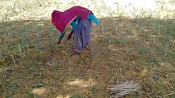 देसी इंडियन ब्वॉयफ्रेंड ने खेत में काम रही उसकी मस्त चोदा
