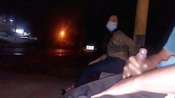 Sério !! Eu corro o risco de colocar meu pau na frente dessa mulher esperando o ônibus ... Como ela vai reagir?