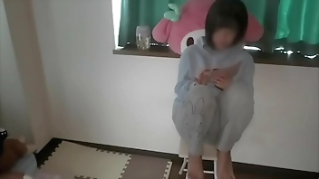一人暮らし始めた女子大◯生。おか◯さんから離れたから、お昼からえろ動画見ながらオナニーしてマンコに指当てて音をたてながらオモチャも使ってイキまくる女子◯生。