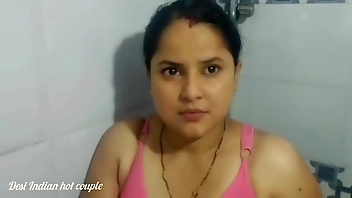 सौतेले बेटे से मां ने बाथरूम में जमकर चुदाई कराई अकेले में