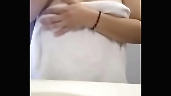 cámara oculta: se filtra vídeo casero de universitaria en el baño de tetas grandes.