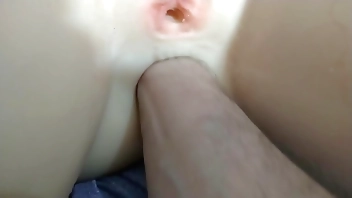 ENFIANDO O BRAÇO TODO DENTRO DO CU DA PEITUDA BRANQUELA GOSTOSA