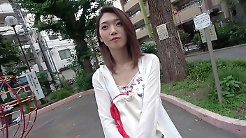 Webデザイナー21歳かなえちゃん参上！美人でスレンダーな彼女の応募理由は「最近彼氏がSEXで手抜きをするから」と前戯をサボる彼氏に腹いせでAV出演！？女を怒らすと怖いですね～(笑)じっくり前儀で責めると御機嫌になり、お返しのフェラのテクが凄いこと凄いこと男優のデカチンにマ○コ掻き回され絶頂し満足気なかなえちゃん！女心は秋の空…なのか？皆、色々考えようぜ！ https://bit.ly/3JzJsLh