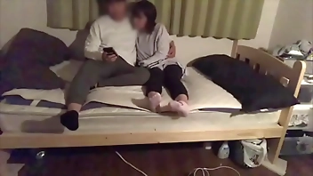 付き合って3ヶ月目の大◯生彼女が泊まりきて一緒に音楽聴いたりトランプでババ抜きしたりしてるうちにお互いにムラムラしてきて電気消してそのまま彼女と久しぶりのえっちをしました。